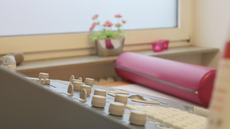 Ultraschallgerät in der Praxis für Gynäkologie &ndash; Frauenarzt Brake